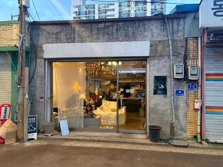 문래동 골목의 작은 카페 외관 — 첫 아지트 포엣룸