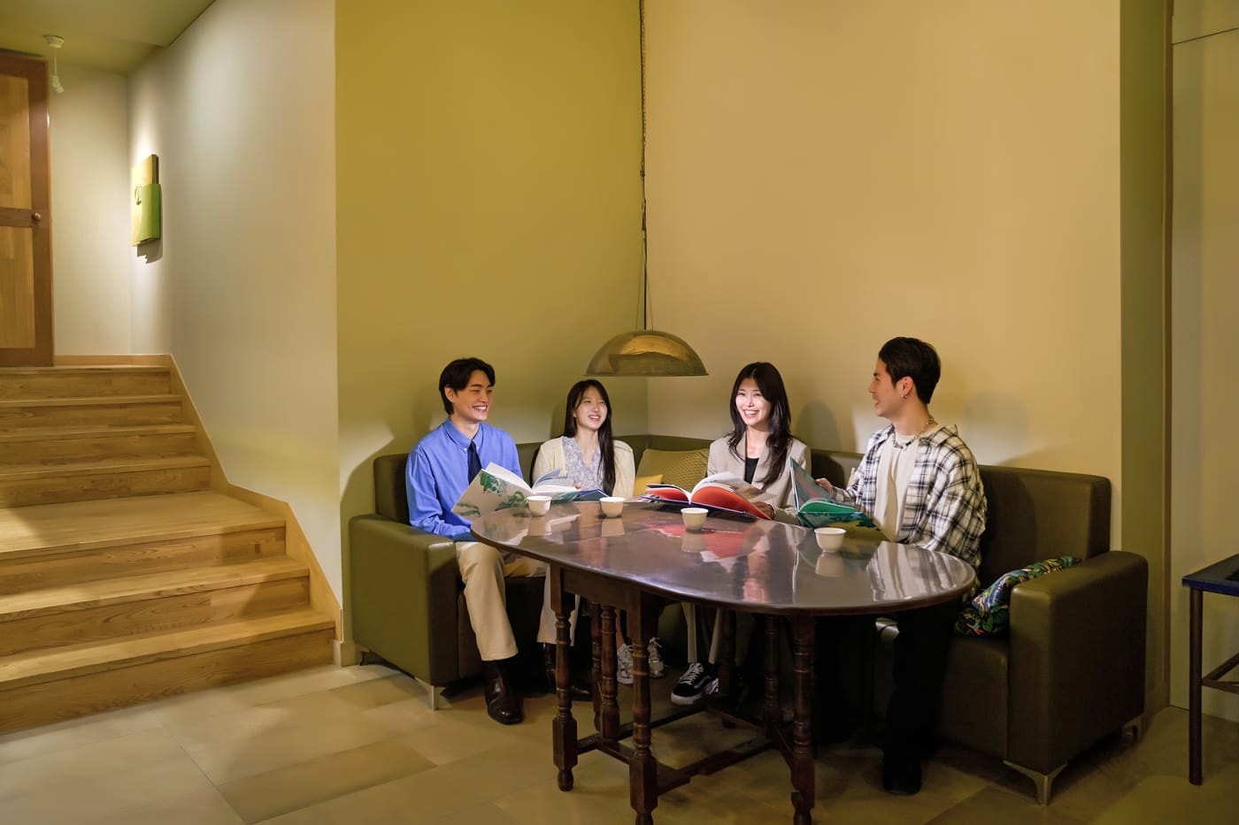 동네 아지트에서 함께 둘러앉은 자리
